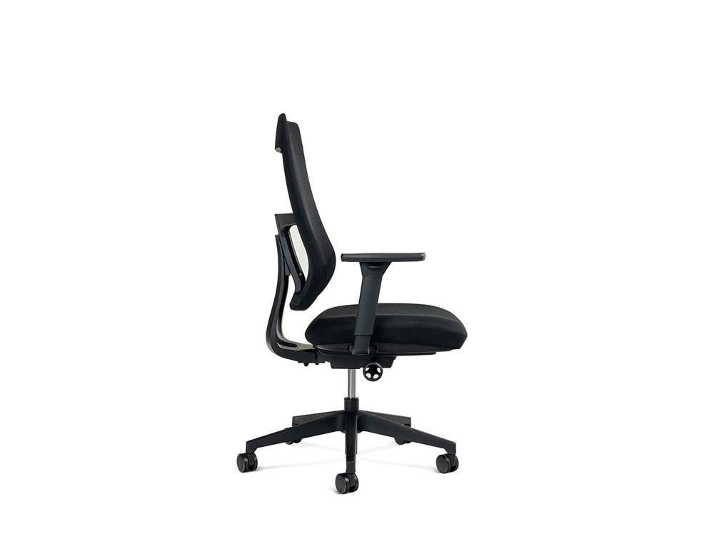 SILLA ROCADA DIRECCION CON BRAZOS REGULABLES BASE POLIMERO RESPALDO DE MALLA Y ASIENTO EN TELA AZUL