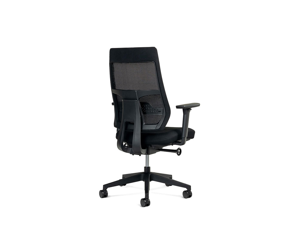 SILLA ROCADA DIRECCION CON BRAZOS REGULABLES BASE POLIMERO RESPALDO DE MALLA Y ASIENTO EN TELA AZUL