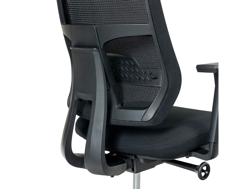 SILLA ROCADA DIRECCION CON BRAZOS REGULABLES BASE POLIMERO RESPALDO DE MALLA Y ASIENTO EN TELA AZUL