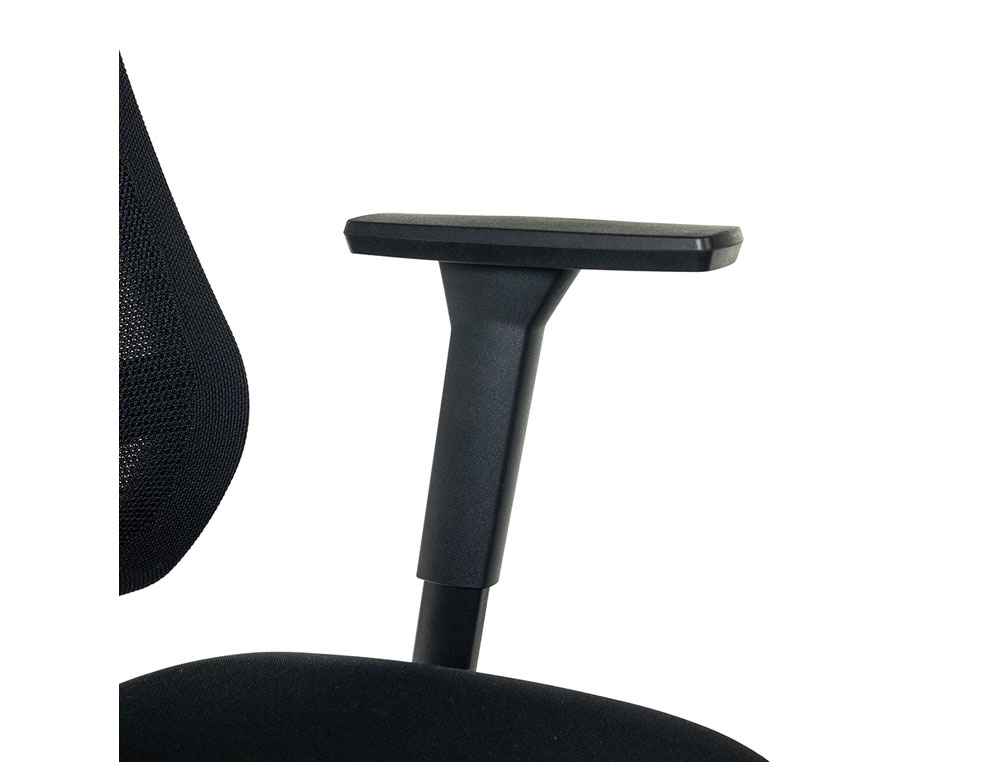 SILLA ROCADA DIRECCION CON BRAZOS REGULABLES BASE POLIMERO RESPALDO DE MALLA Y ASIENTO EN TELA AZUL