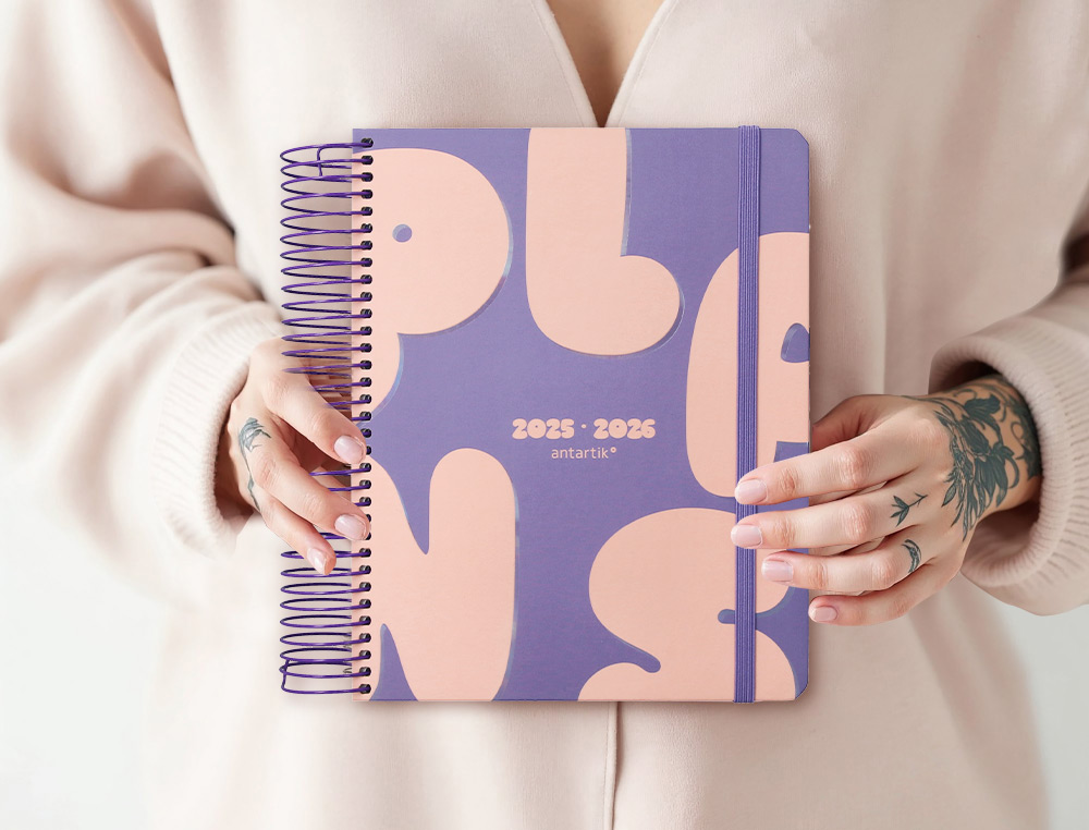 AGENDA ESCOLAR ANTARTIK 25-26 ESPIRAL PLANS MORADO DIA PAGINA A5 BILINGÜE PAPEL FSC 80 GR